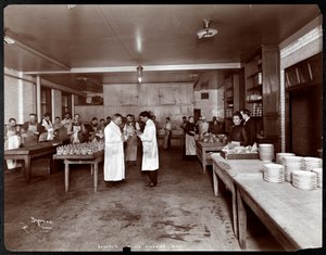 1902年、ニューヨークのシェリーズレストランの銀研磨部門（銀ゼラチンプリント）